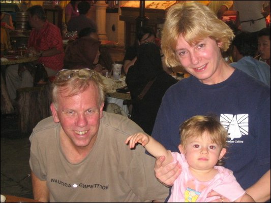 2006_01_19_DinnerinFoodCourt.JPG